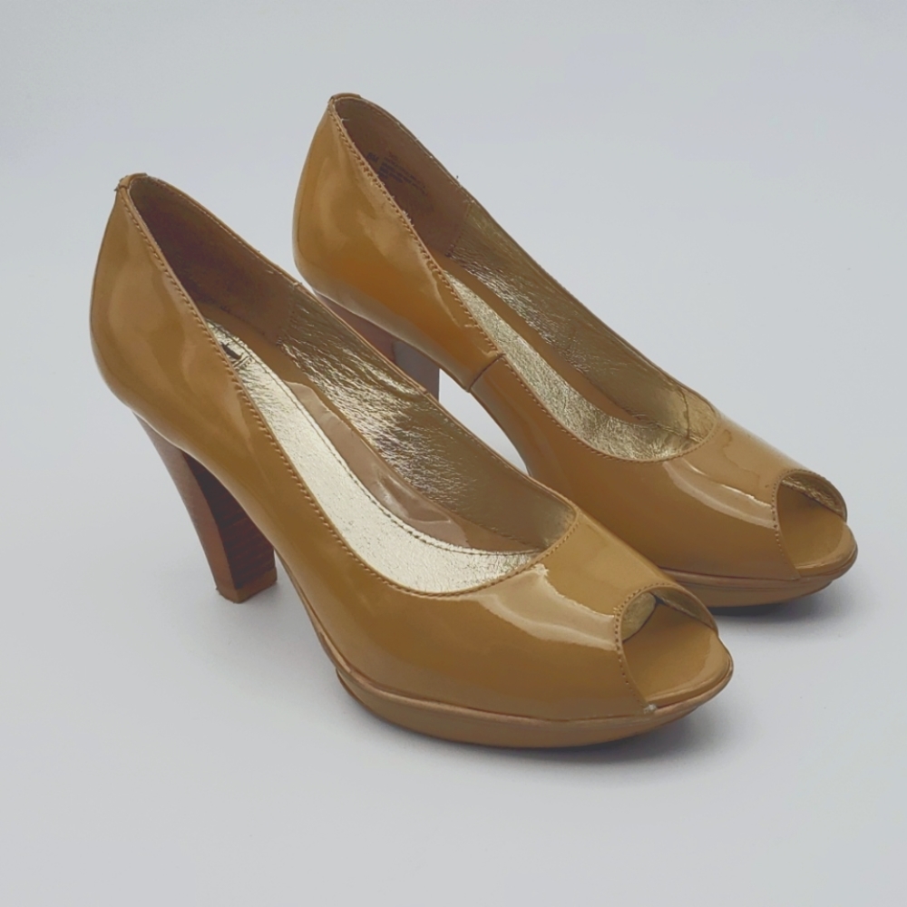 Like new Sofft peeptoe heels mustard/beige sz 8M